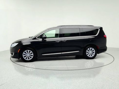 Used 2017 Chrysler Pacifica Touring-L FWD image 2