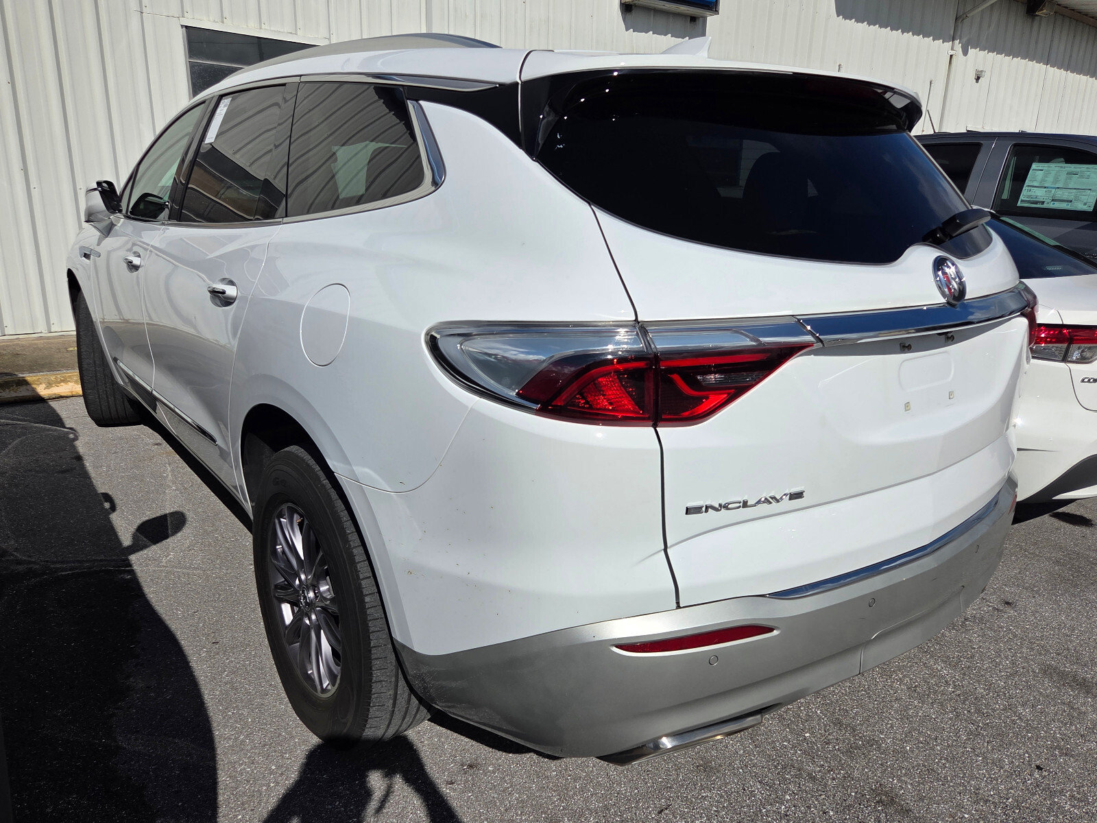 Used 2023 Buick Enclave Essence FWD image 4