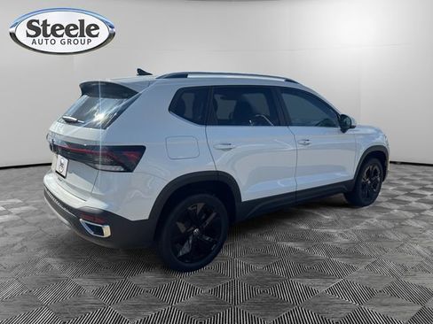 New 2026 Volkswagen Taos SE FWD image 5