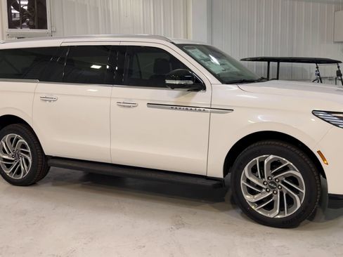 New 2026 Lincoln Navigator L Premier image 3