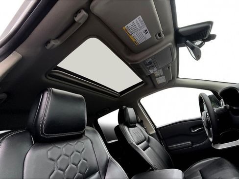 Used 2024 Nissan Frontier SL w/ Technology Package image 27