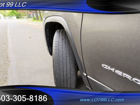 Used 2019 Jeep Cherokee Latitude Plus w/ Cold Weather Group AWD/4WD image 4