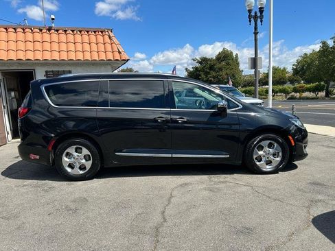 Used 2018 Chrysler Pacifica Limited w/ Advanced Safetytec Group FWD image 3