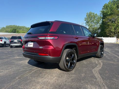 Used 2024 Jeep Grand Cherokee Altitude AWD/4WD image 3