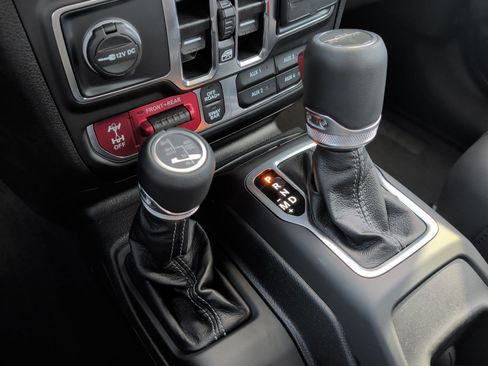 Used 2025 Jeep Gladiator Rubicon AWD/4WD image 21