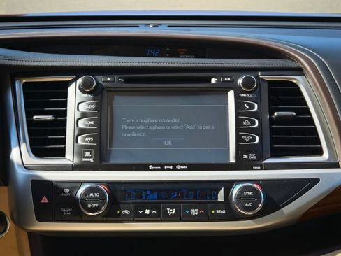 Used 2017 Toyota Highlander Limited AWD/4WD image 30