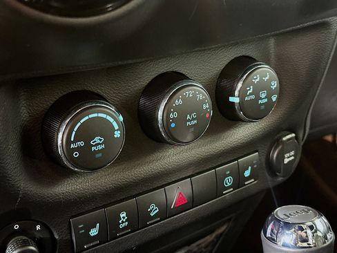 Used 2017 Jeep Wrangler Unlimited Sahara image 21