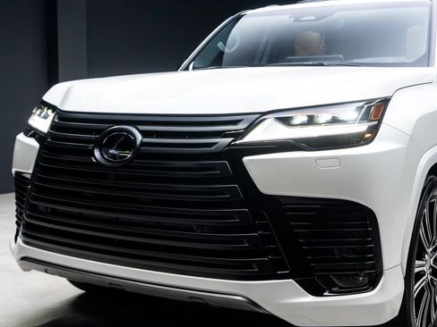Used 2025 Lexus LX 600 4WD w/ Appearance Package image 4