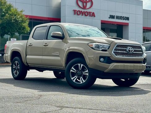 Used 2017 Toyota Tacoma TRD Sport w/ Premium & Technology Package AWD/4WD image 2