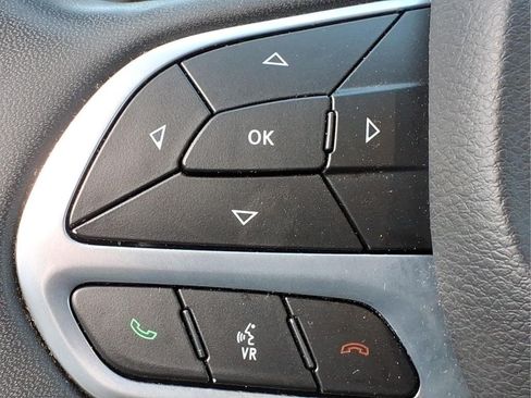 Used 2023 Chrysler Pacifica Touring-L FWD image 22