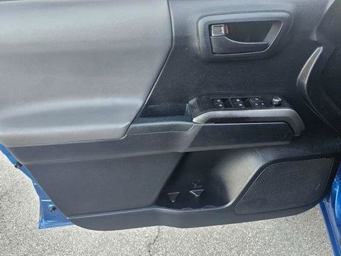 Used 2018 Toyota Tacoma SR5 AWD/4WD image 18