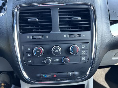Used 2019 Dodge Grand Caravan SXT FWD image 15