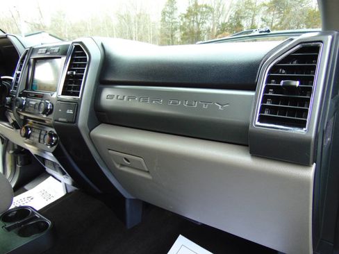 Used 2017 Ford F250 XLT w/ XLT Premium Package image 19