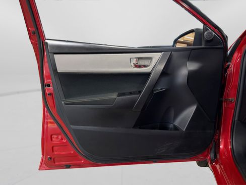 Used 2018 Toyota Corolla LE FWD image 15