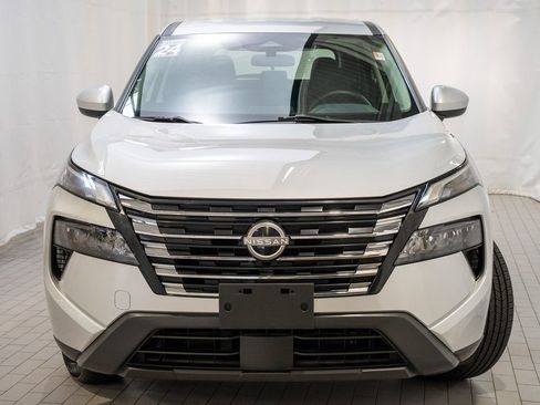 Used 2024 Nissan Rogue SV image 2
