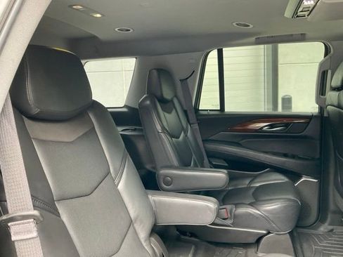 Used 2017 Cadillac Escalade Luxury AWD/4WD image 29