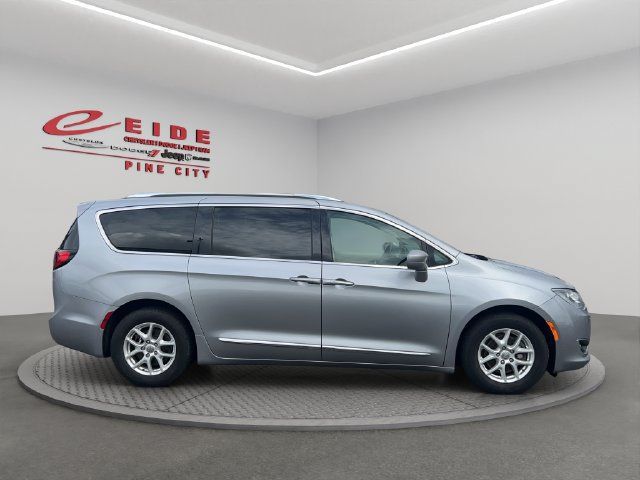 Used 2020 Chrysler Pacifica Touring-L FWD image 11