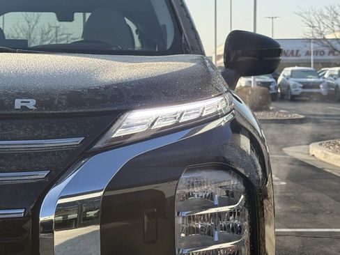 Used 2025 Mitsubishi Outlander SEL image 32