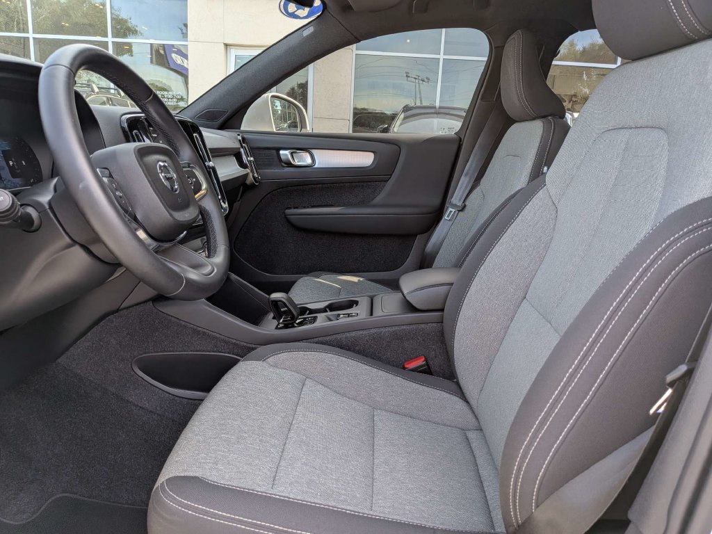 Used 2025 Volvo XC40 B5 Core AWD/4WD image 2