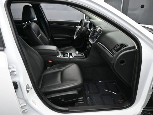 Used 2023 Chrysler 300 Touring L image 32