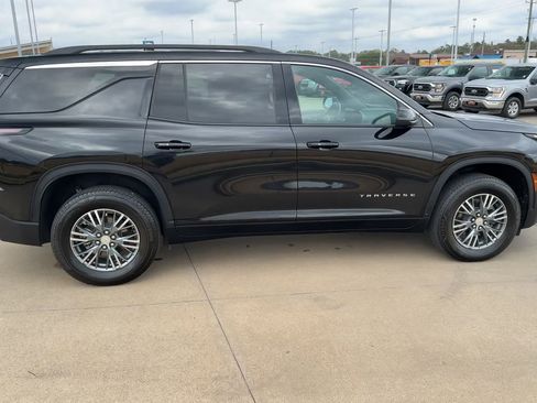 Used 2025 Chevrolet Traverse LT image 2