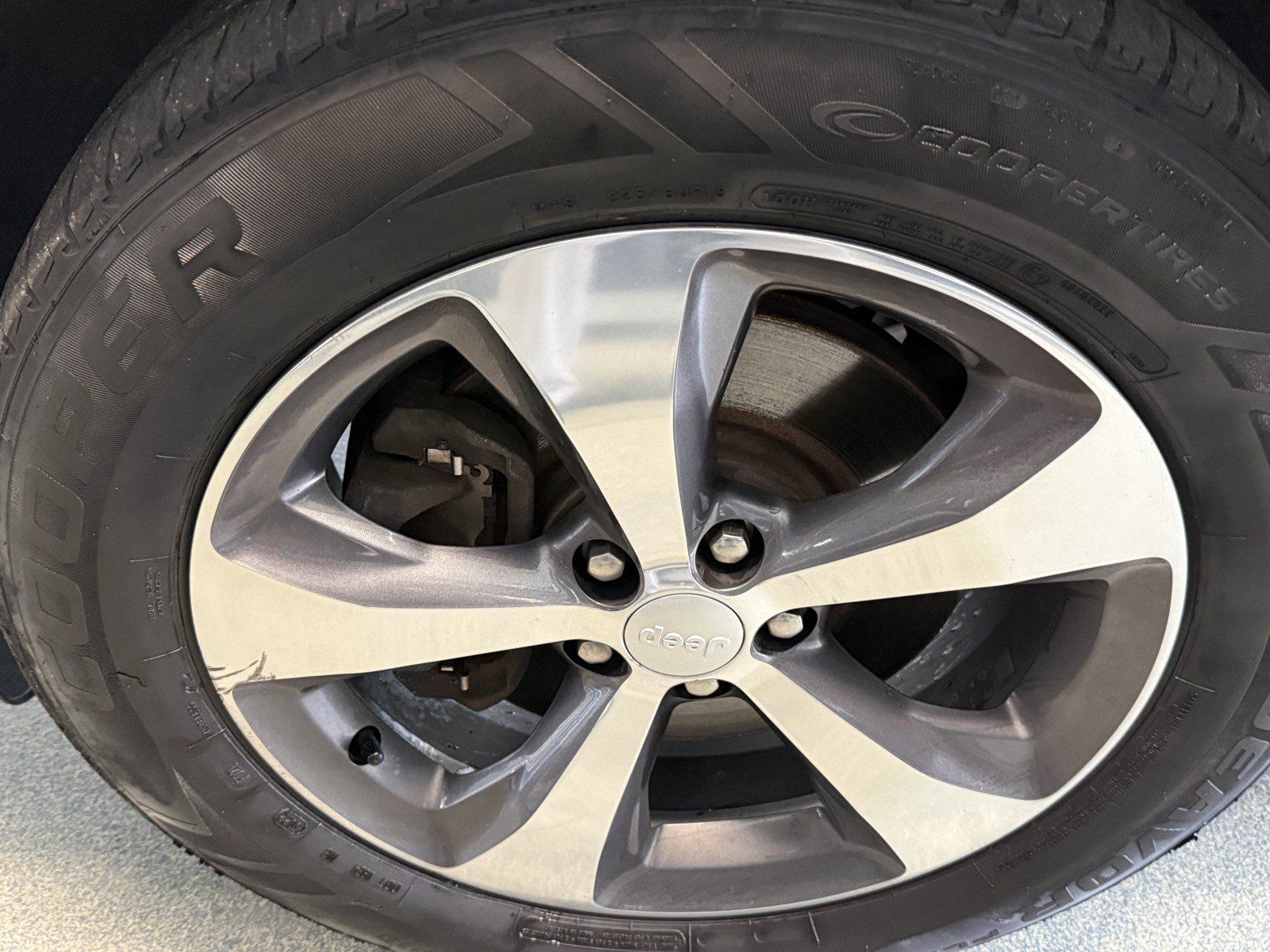 Used 2019 Jeep Cherokee Limited AWD/4WD image 36
