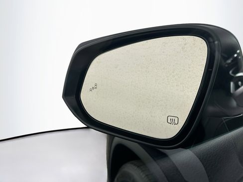 Used 2025 Toyota Highlander LE image 16