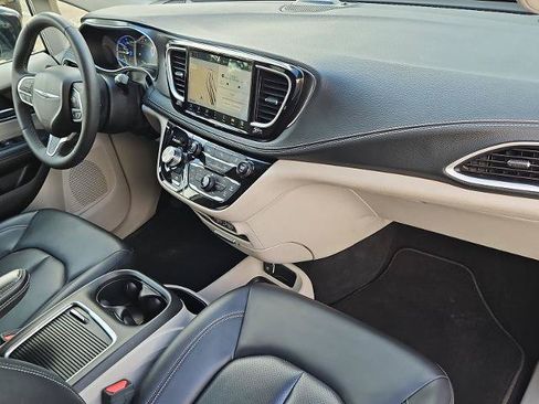 Used 2024 Chrysler Pacifica Limited FWD image 25
