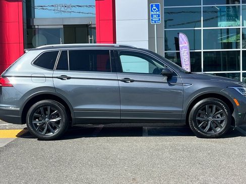 Used 2024 Volkswagen Tiguan SE FWD image 3