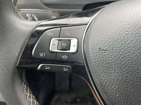 Used 2021 Volkswagen Tiguan SE w/ Panoramic Sunroof Package image 32