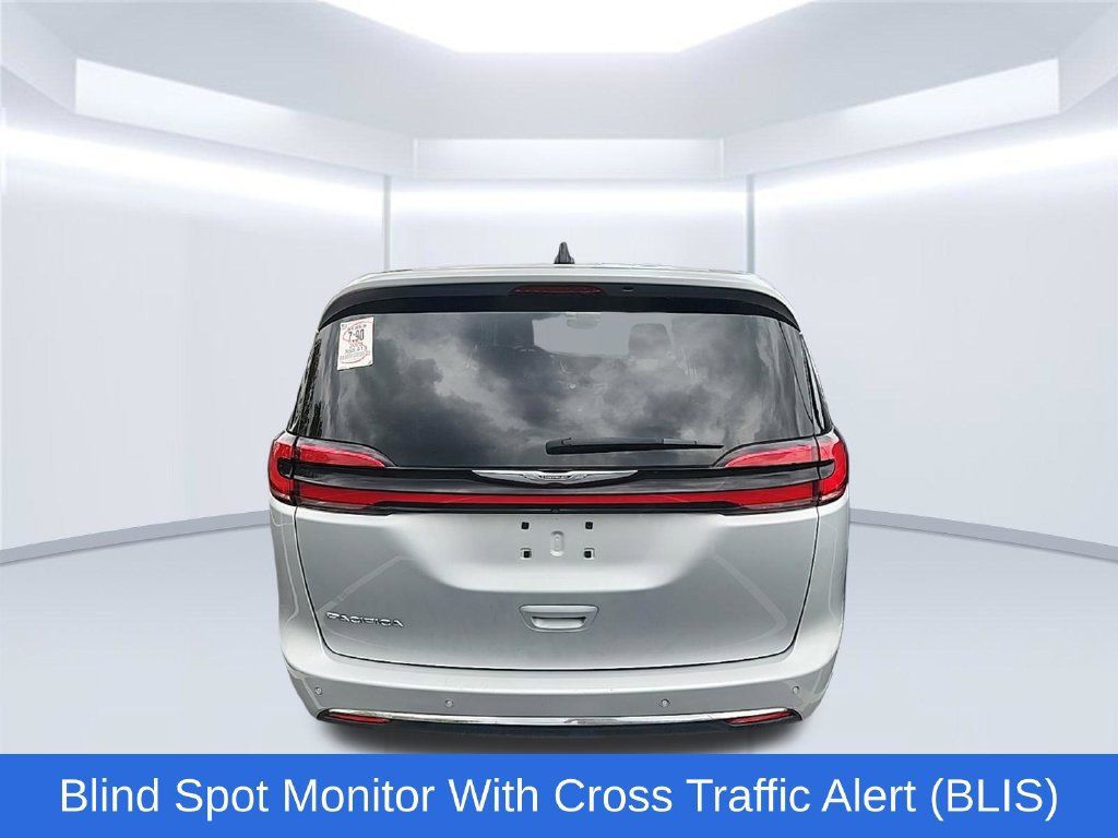 Used 2023 Chrysler Pacifica Touring-L FWD image 3