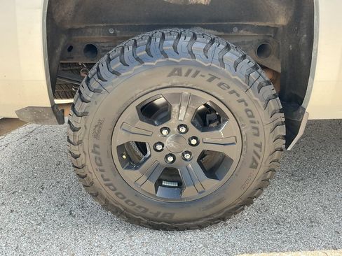 Used 2018 Chevrolet Silverado 1500 LT w/ All Star Edition AWD/4WD image 9