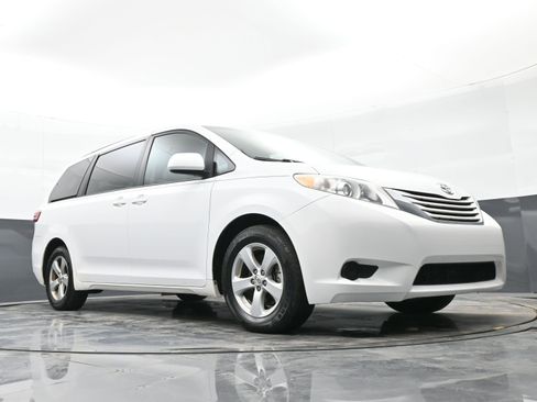 Used 2015 Toyota Sienna LE image 42