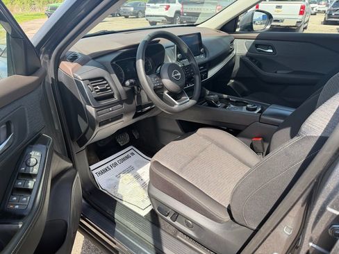 Used 2023 Nissan Rogue SV image 11