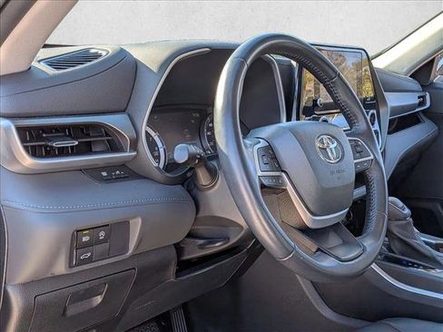 Used 2023 Toyota Highlander XLE image 8