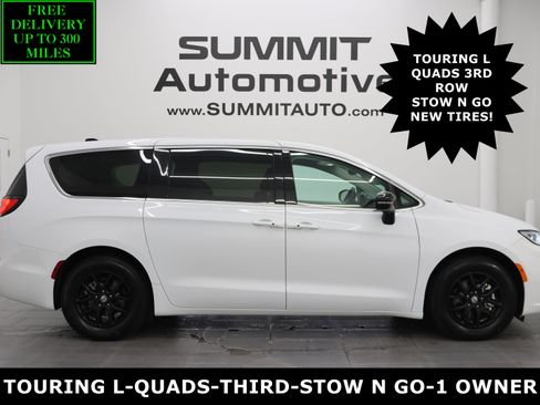 Used 2024 Chrysler Pacifica Touring-L FWD image 1