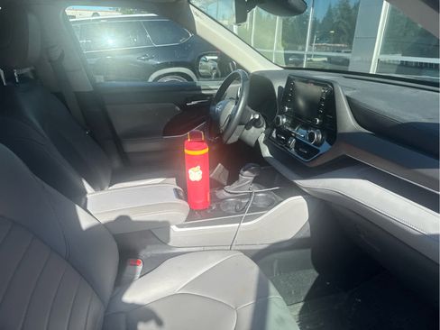 Used 2020 Toyota Highlander XLE AWD/4WD image 14