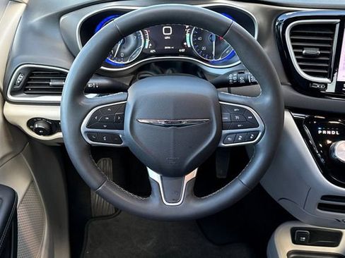 Used 2024 Chrysler Pacifica Touring-L image 15