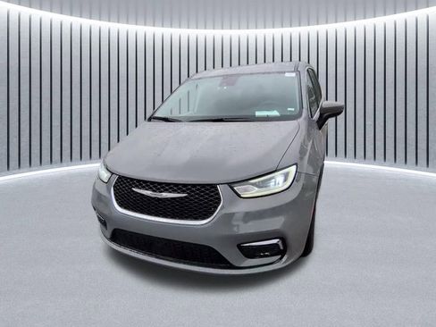 Used 2023 Chrysler Pacifica Touring-L FWD image 3