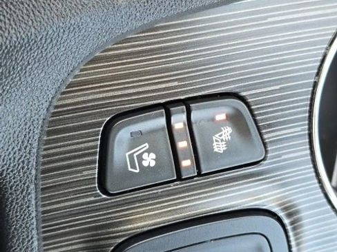 Used 2023 GMC Acadia SLT w/ Preferred Package image 18