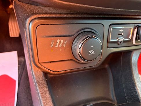Used 2023 Jeep Renegade Latitude AWD/4WD image 29