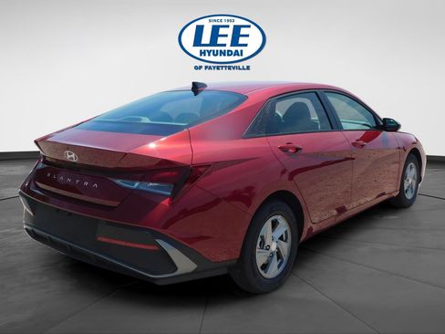 Certified 2025 Hyundai Elantra SE image 7