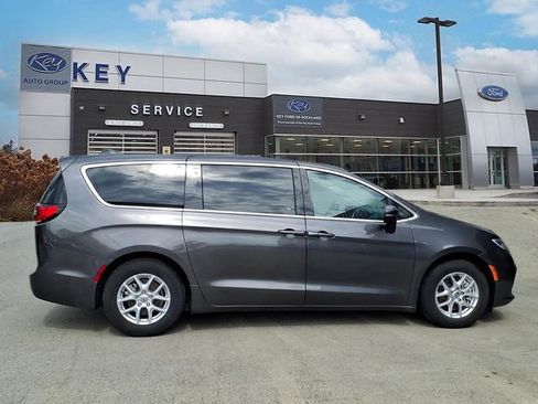 Used 2023 Chrysler Pacifica Touring-L FWD image 4