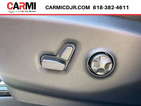 New 2027 Chrysler Pacifica Select FWD image 8
