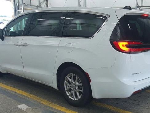 Used 2024 Chrysler Pacifica Touring-L FWD image 5