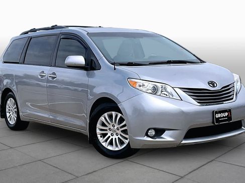 Used 2013 Toyota Sienna XLE FWD image 3