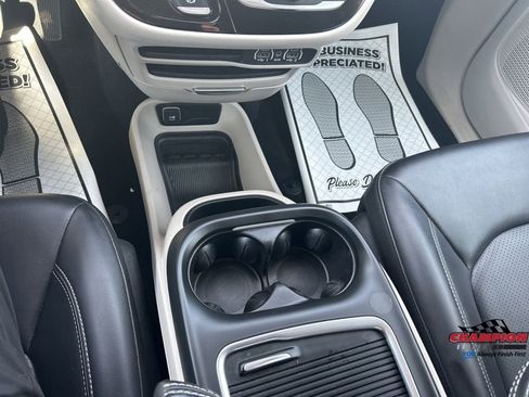 Used 2024 Chrysler Pacifica Touring-L image 19