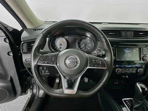 Used 2019 Nissan Rogue SV image 11