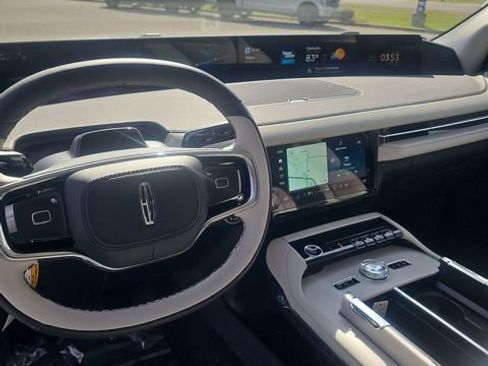 New 2026 Lincoln Navigator Premiere AWD/4WD image 6