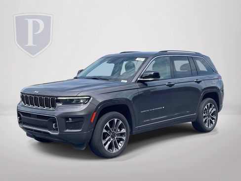 Certified 2022 Jeep Grand Cherokee Overland w/ Luxury Tech Group IV AWD/4WD image 4
